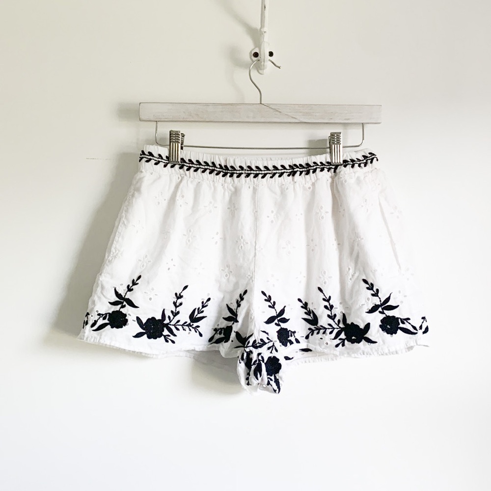 Zara White Eyelet Floral Embroidered Casual Shorts Boho Prairie sz Med
